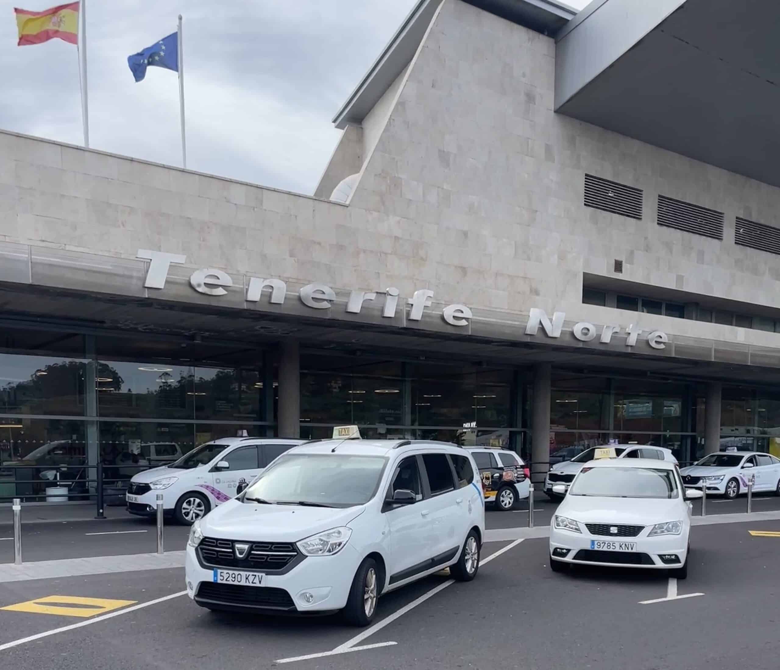Taxis en la puerta de llegadas del Aeropuerto de Tenerife Norte
